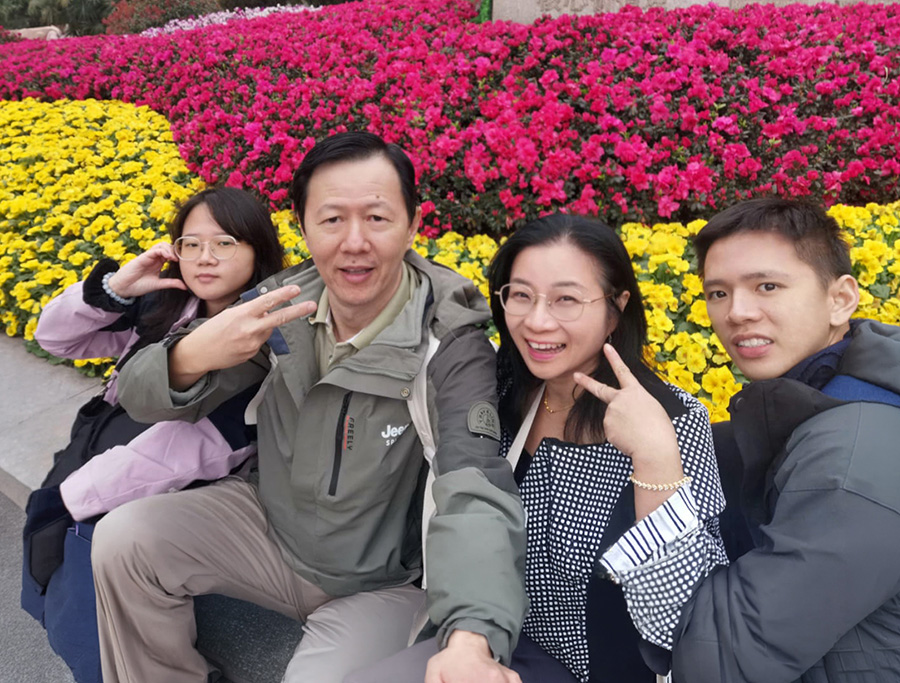 作者梁婷婷与家人