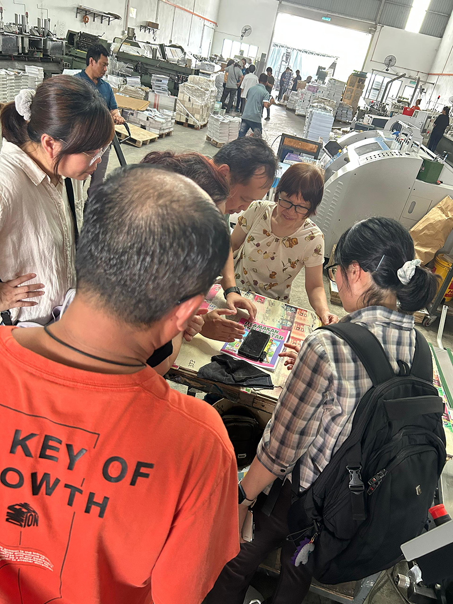 2025年，文桥同工参观印刷厂。