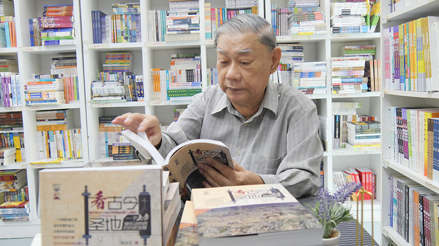 陈业宏教授在文桥书房翻阅新书《看古今圣地》
