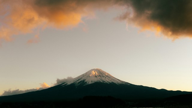 白雪覆顶的富士山
