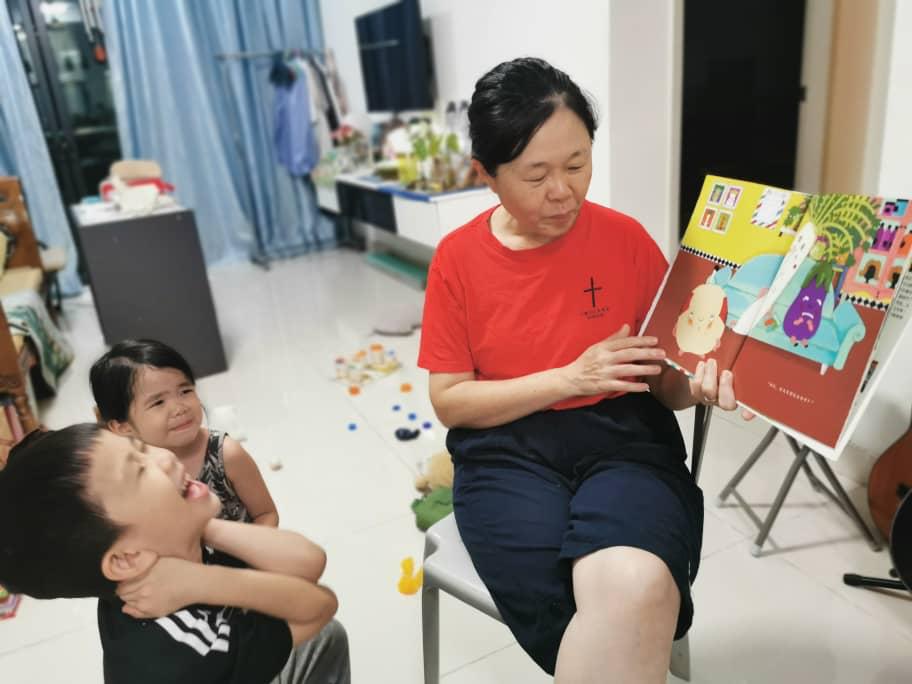朵朵老师在家举办“童乐绘”说书会，以故事和糕点陪伴孩子。